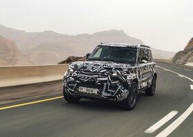 Los expertos de la Cruz Roja conducen el nuevo Land Rover Defender a través de la serpenteante carretera Jebel Jair, hasta los 2.000 metros de altitud.
