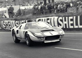 Ken Miles en el Ford GT40 en Le Mans 1965