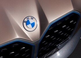 El nuevo logo de BMW prescinde del anillo negro.