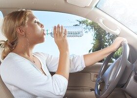 Hidratarse es importante a la hora de conducir, pero con precaución