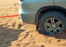 Cómo sacar el coche de la arena