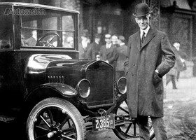 Henry Ford junto a uno de los primeros parabrisas en un automóvil