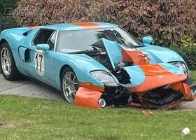 Ford GT accidentado