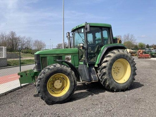 John Deere 6910 