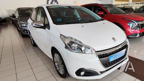 Peugeot 208 1.2 5P Signature PureTech S&S MAN 5 Vel. 2019, foto 1