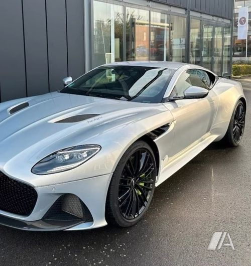 Aston Martin DBS 2021