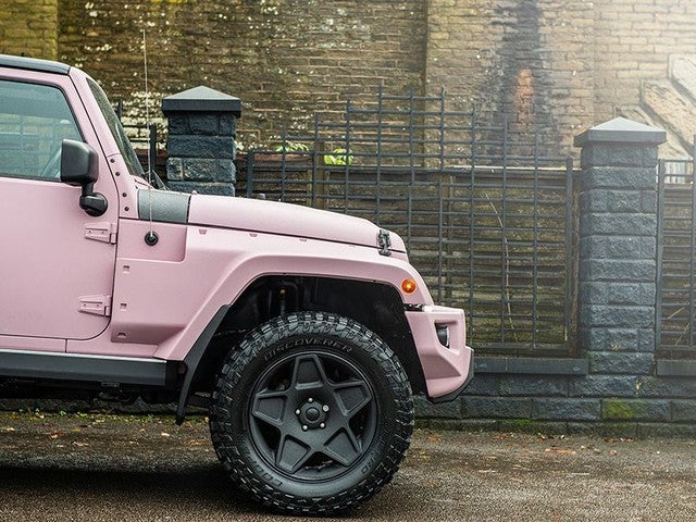 Jeep Wrangler de Kahn Automobiles: rosa por fuera, rudo por dentro ...