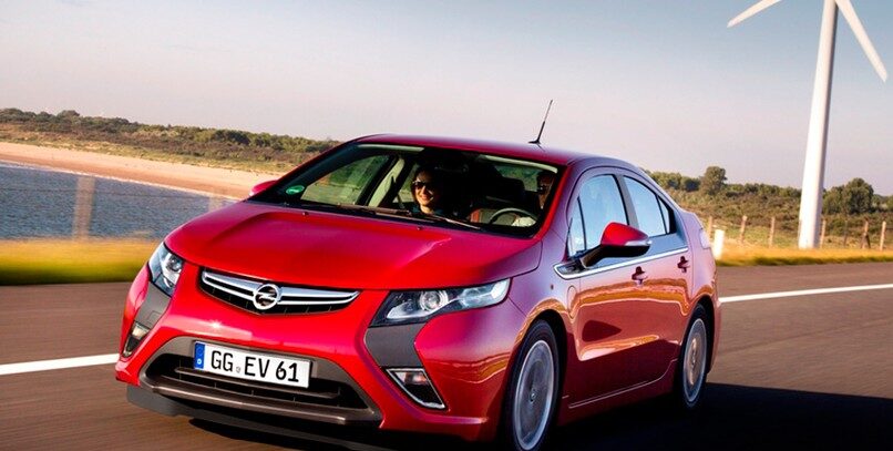 Opel e Iberdrola inauguran los nuevos postes de recarga para el Ampera