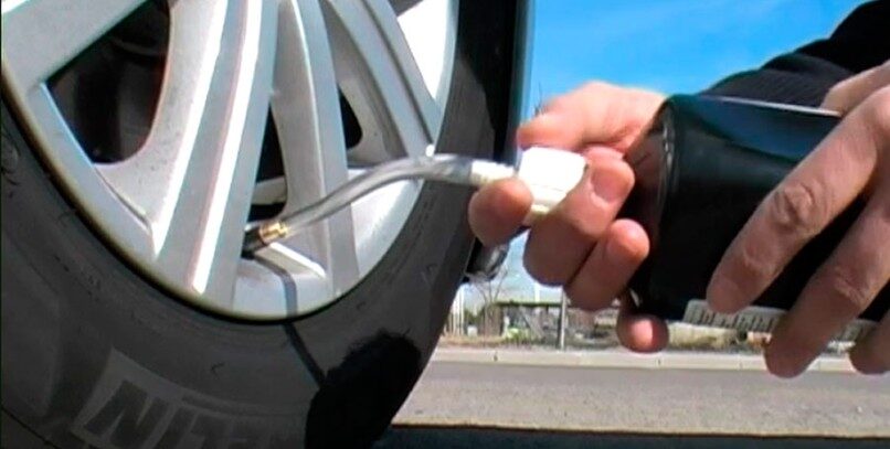 Cómo reparar un neumático con un kit anti-pinchazos