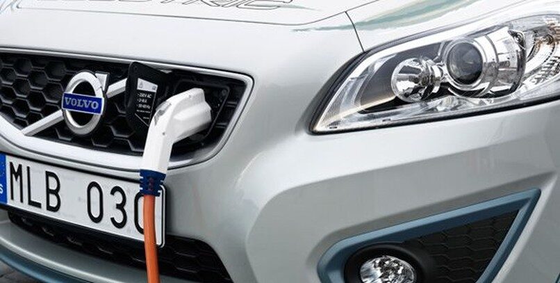 Volvo desarrolla un cargador rápido para coches eléctricos que reduce a 90 minutos el tiempo de recarga