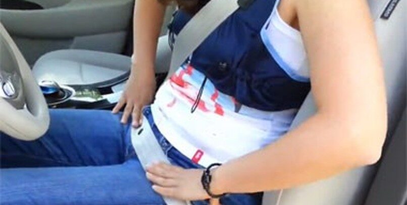 Cómo colocar el cinturón de seguridad en el chaleco para embarazadas