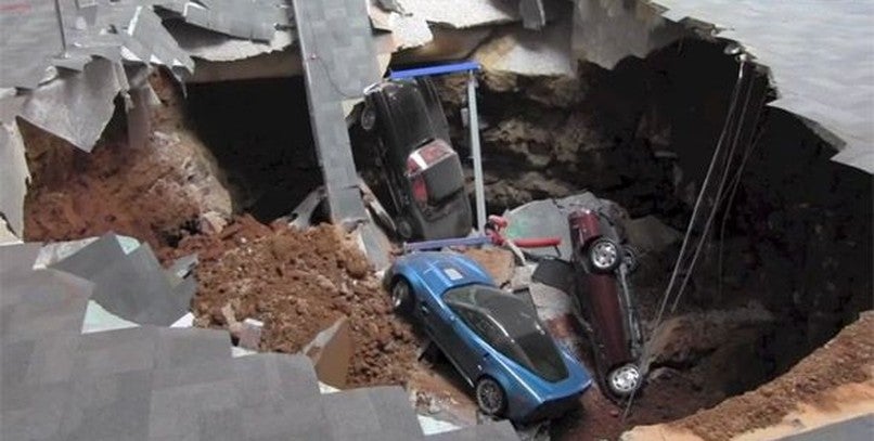 Un enorme agujero se traga ocho Chevrolet Corvette