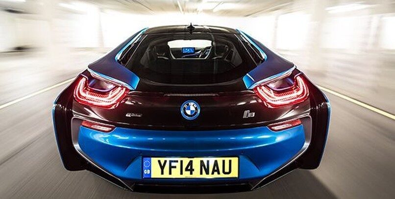 BMW i8, el supercoche del futuro que recargas en casa