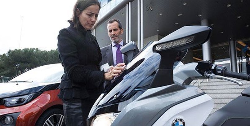 Distintivos de no contaminantes para los BMW i3 y C Evolution de la DGT