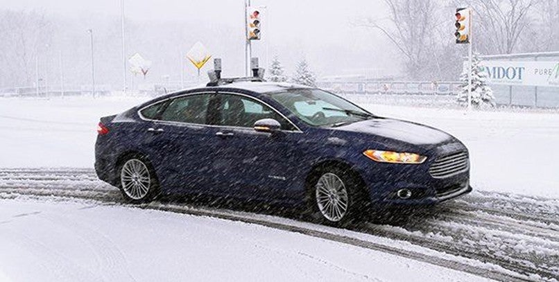 Un Ford Mondeo híbrido conduce de forma autónoma en la nieve