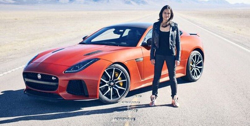 Michelle Rodríguez se pone a 323 km/h con el Jaguar F-Type SVR