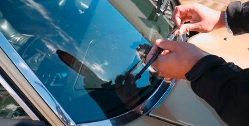 Cómo cambiar las escobillas limpiaparabrisas del coche