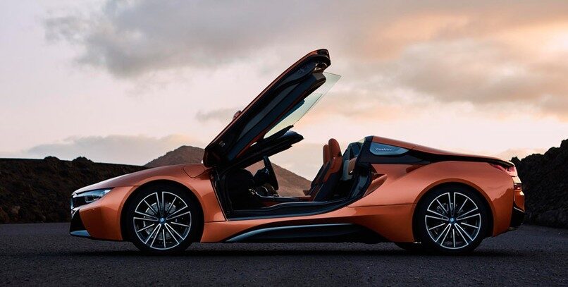 Nuevo BMW i8 Roadster: curvas, nubes y más curvas…