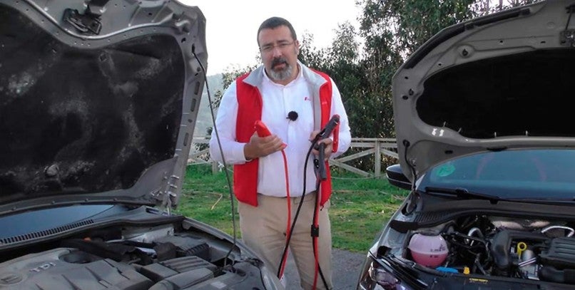 VÍDEO | Cómo arrancar el coche con pinzas