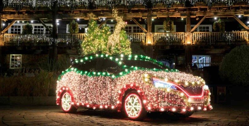 El Nissan Leaf navideño: un árbol sobre ruedas con miles de luces