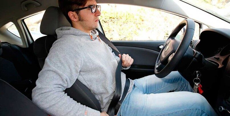 Esta es la mejor postura al volante para evitar accidentes