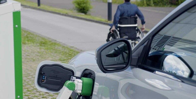 Ford desarrolla una estación de carga de coches eléctricos para conductores con discapacidad