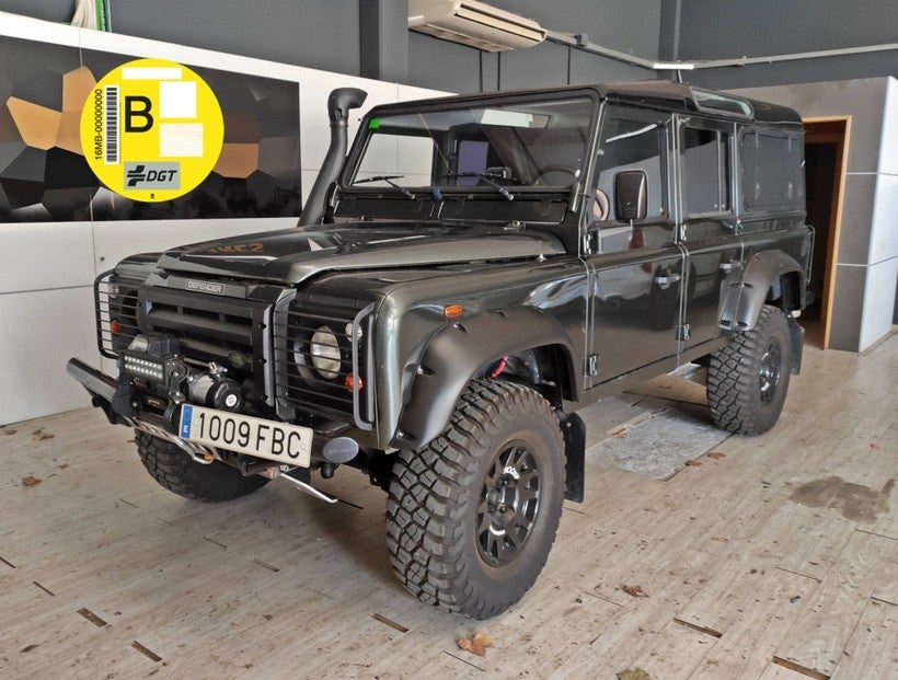 LAND-ROVER Defender 110 2.5Td5 SW SE