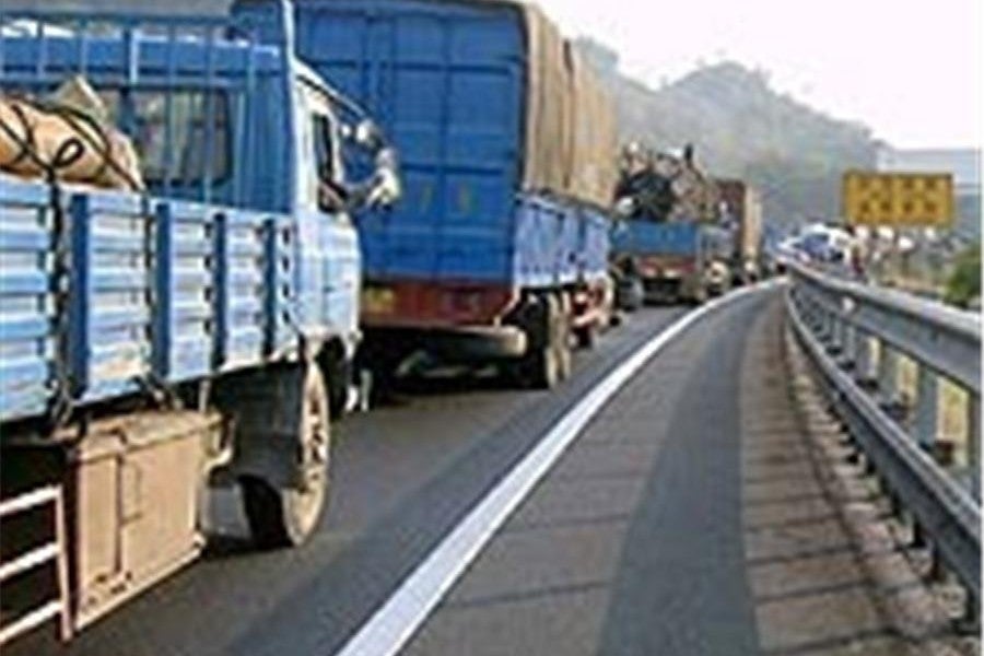 Una cola de 30 km de coches lleva tres días atascada en China