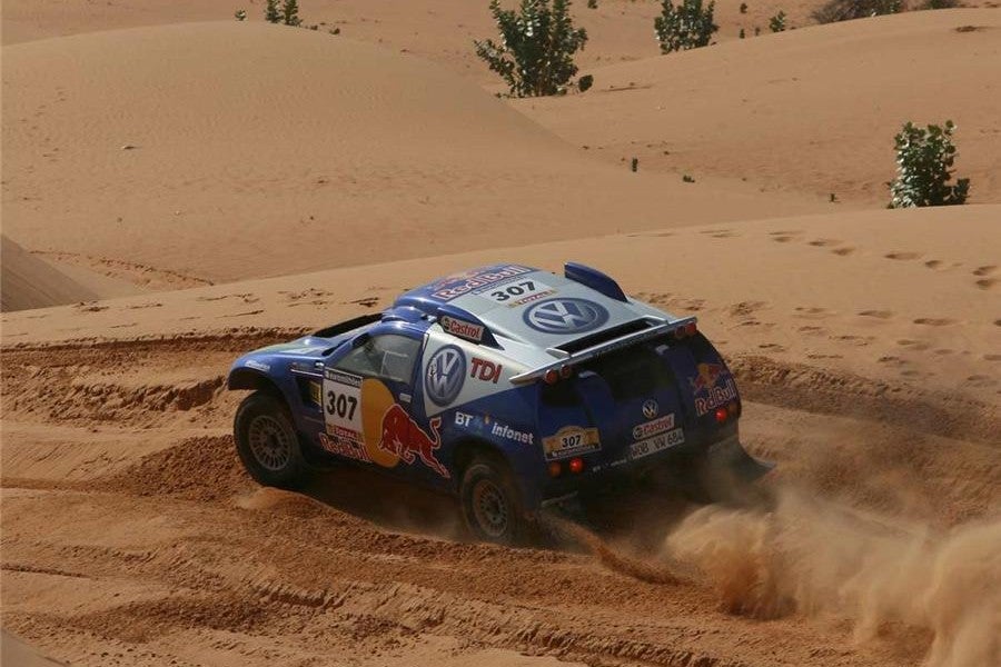 Sainz pierde más de dos horas atascado en una duna