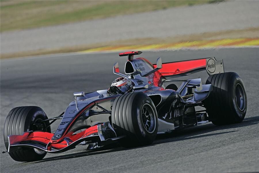 Raikkonen suda hasta la última vuelta para superar a los Renault