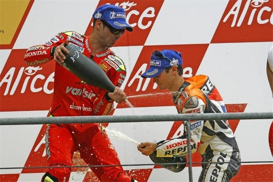 Una avería 'aguó' el duelo Rossi-Pedrosa y finalmente Melandri logró la victoria