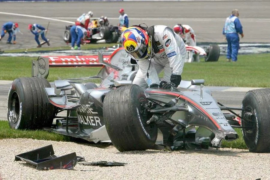 Coulthard da las gracias a Montoya por provocar el accidente de la primera curva