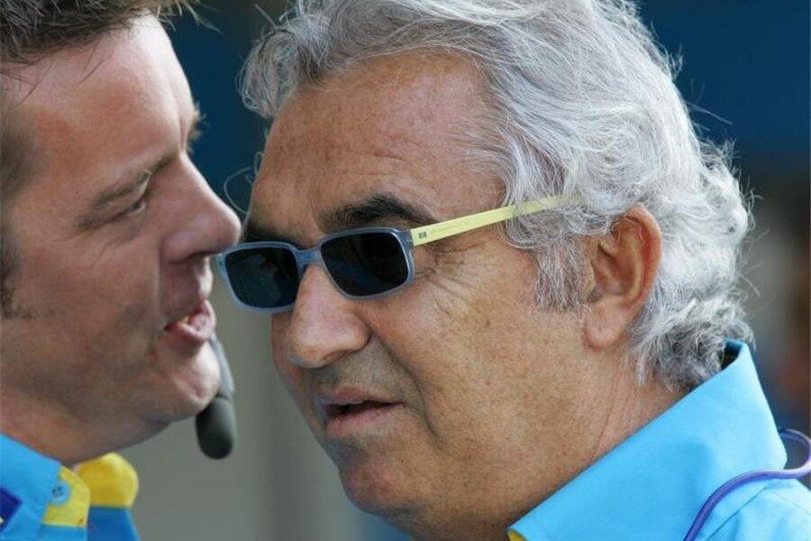 Briatore: ´Parece que Schumacher tiene más presión que Fernando´