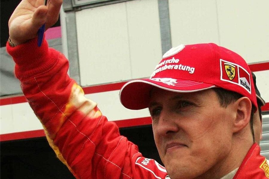 M. Schumacher dice que puede remontar los dos puntos si no subestima Alonso