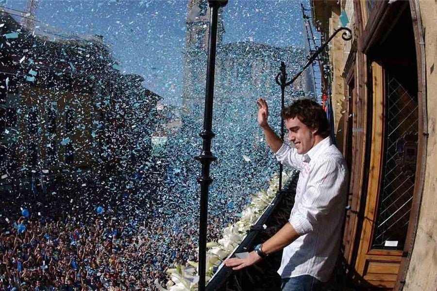 Oviedo vuelve a vestirse de fiesta para celebrar el segundo título de Alonso