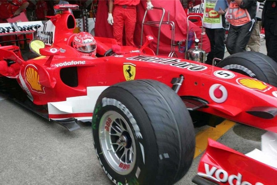Los Ferrari arrasan y Alonso limita los daños