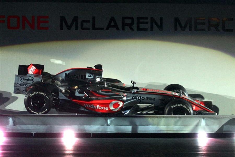 Alonso y McLaren Mercedes se presentaron en la mágica noche de Valencia