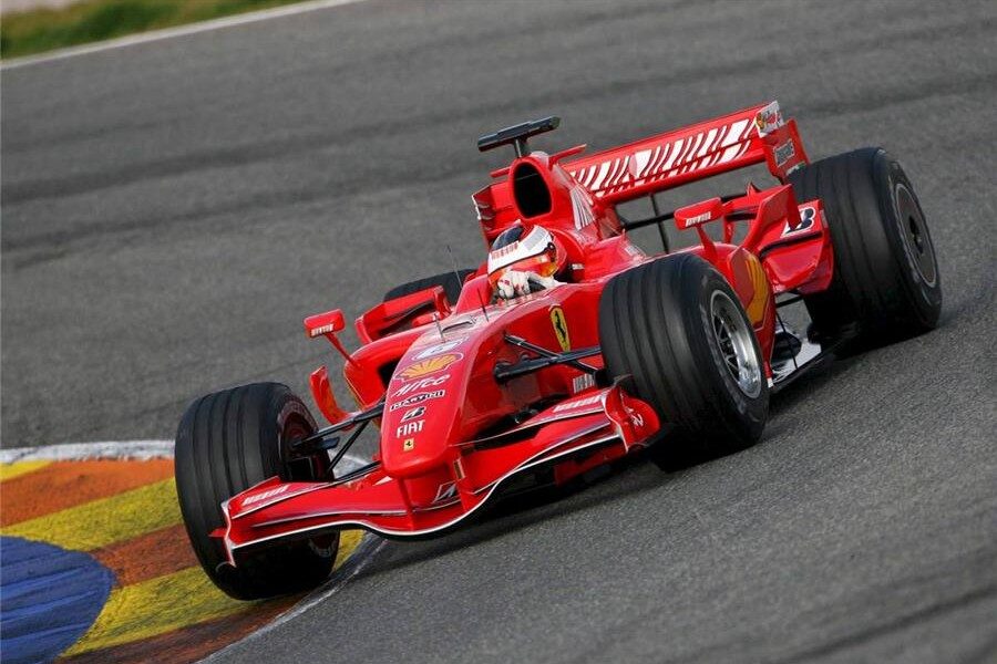 Alonso, casi un segundo más rápido que Raikkonen el primer día