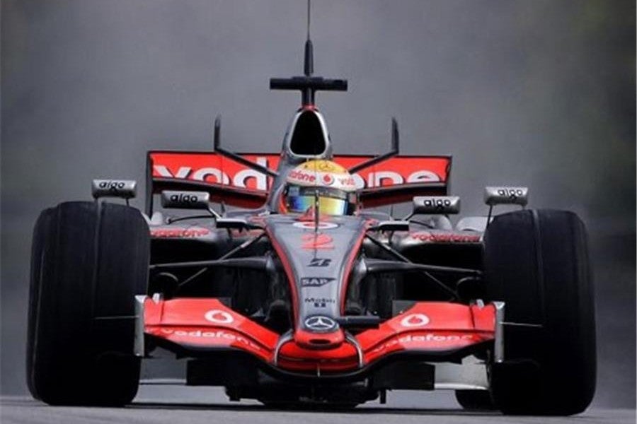 Hamilton mejor tiempo en Sepang en una jornada perturbada por la lluvia