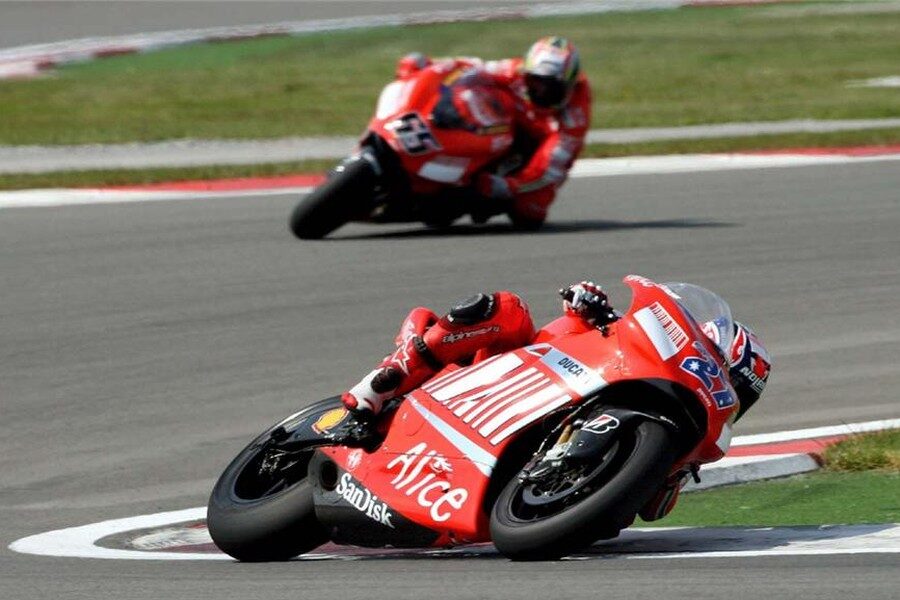 Las Ducati Marlboro dominan los segundos entrenamientos de MotoGP