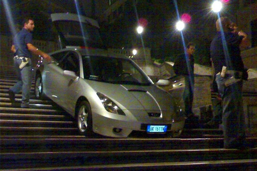 Trepidante descenso por la escalinata de la romana Plaza de España