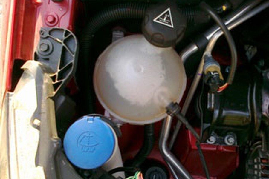 La falta de líquido refrigerante puede provocar que quemes el motor.