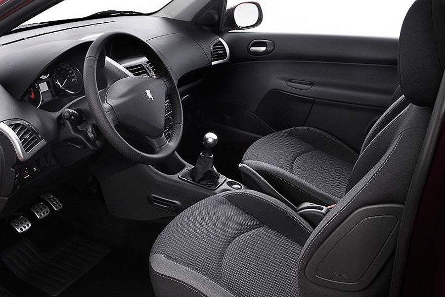 Hay que revisar el interior: debe estar cuidado, aunque tendrás que tener en cuenta el uso que se le ha dado al coche.