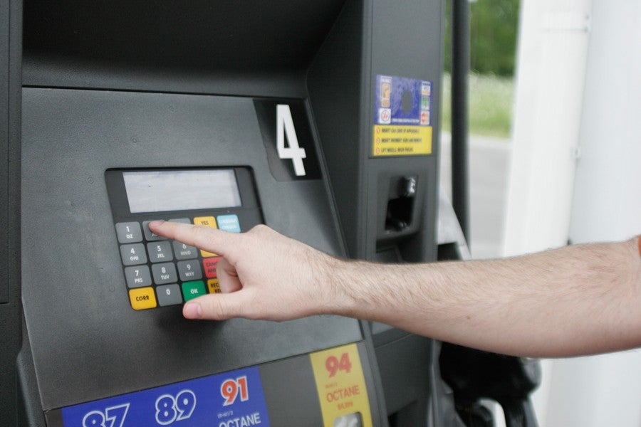 Vaciar el maletero de cosas que no necesitas y, por tanto, aligerar el peso de tu coche, puede reducir hasta en un 9% tu consumo de combustible.