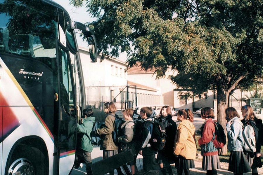 Conviene caminar siempre a una cierta distancia alrededor de todo el autobús; es importante subir y bajar de forma ordenada y no correr.