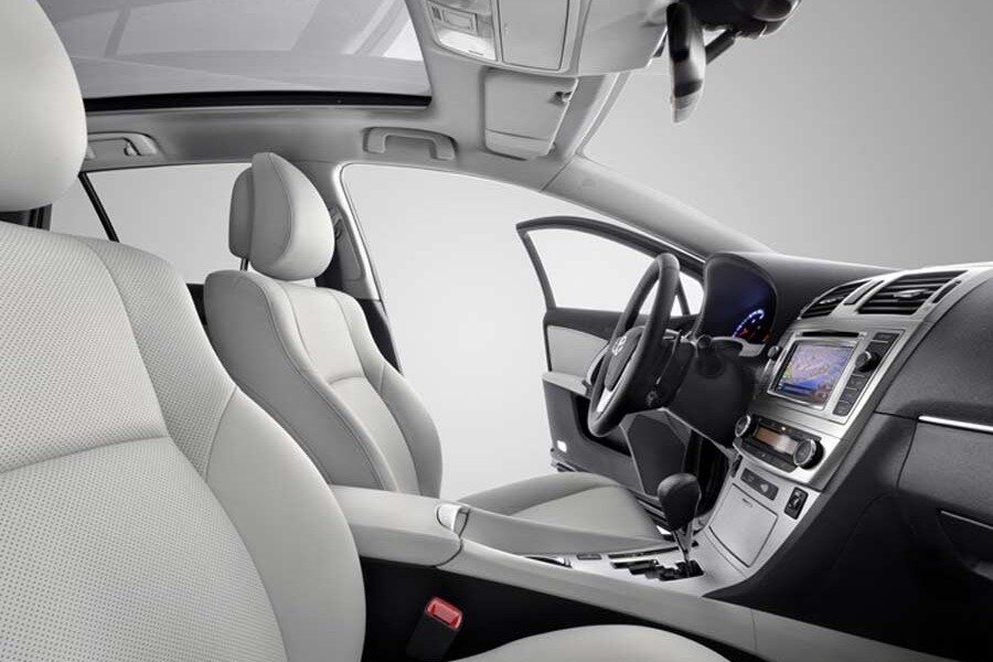 Los asientos del nuevo Avensis han sido rediseñados sujetando mejor al ocupante y dando mayor sensación de confort.