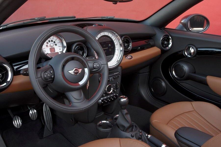El interior del nuevo Mini Roadster no varía mucho respecto al resto de Minis del mercado.