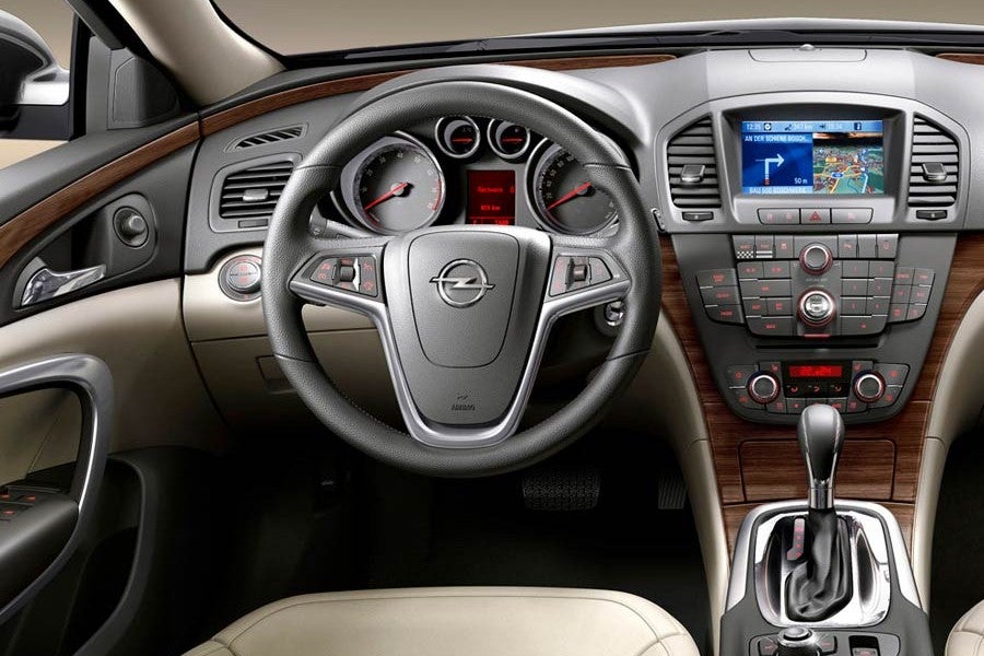 Interior del Opel Insignia, que desde ahora incorporará mejoras a nivel de equipamiento.