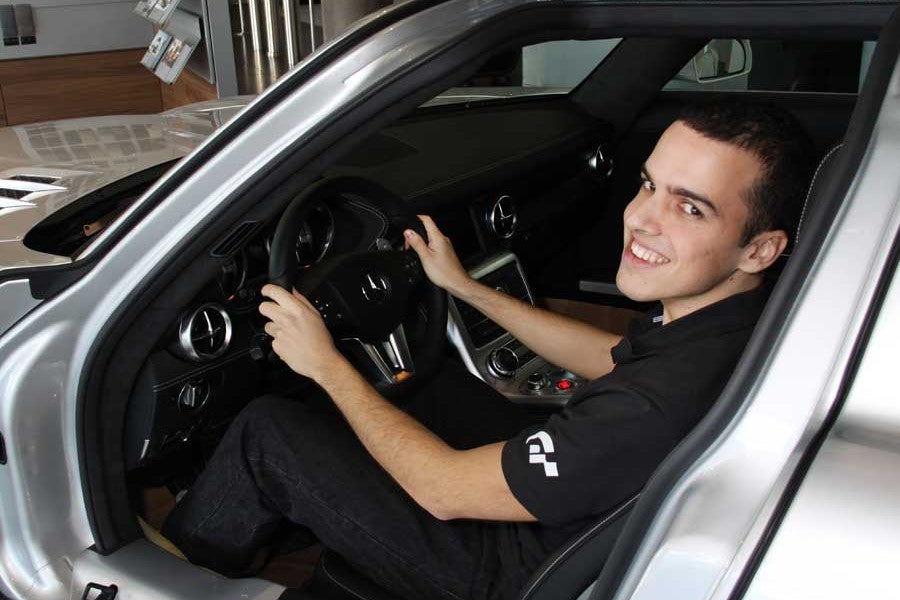 Marco Calvo al volante del SLS AMG que ha ganado gracias a PlayStation y Mercedes.