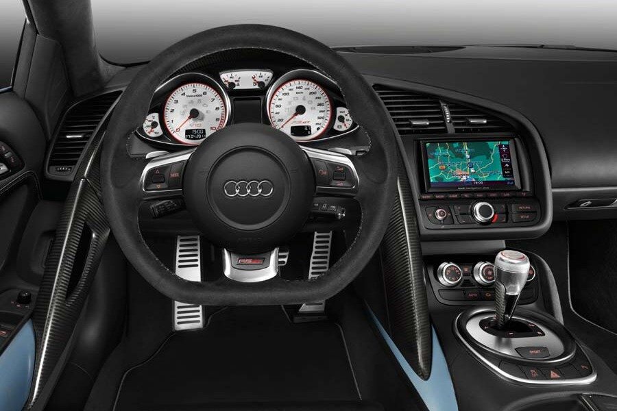 Esta es la vista interna del Audi R8 GT Spyder que tendrá el conductor desde los asientos deportivos que incorpora el coche.